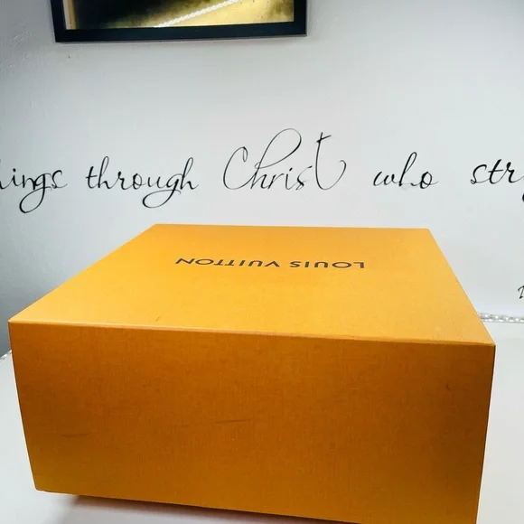 Authentic Louis Vuitton box empty - Picture 1 of 10